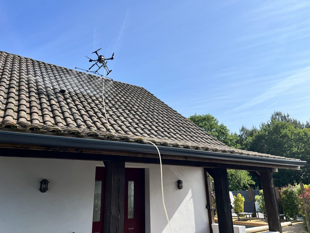 Démoussage toiture par drone
