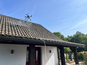 Démoussage toiture par drone